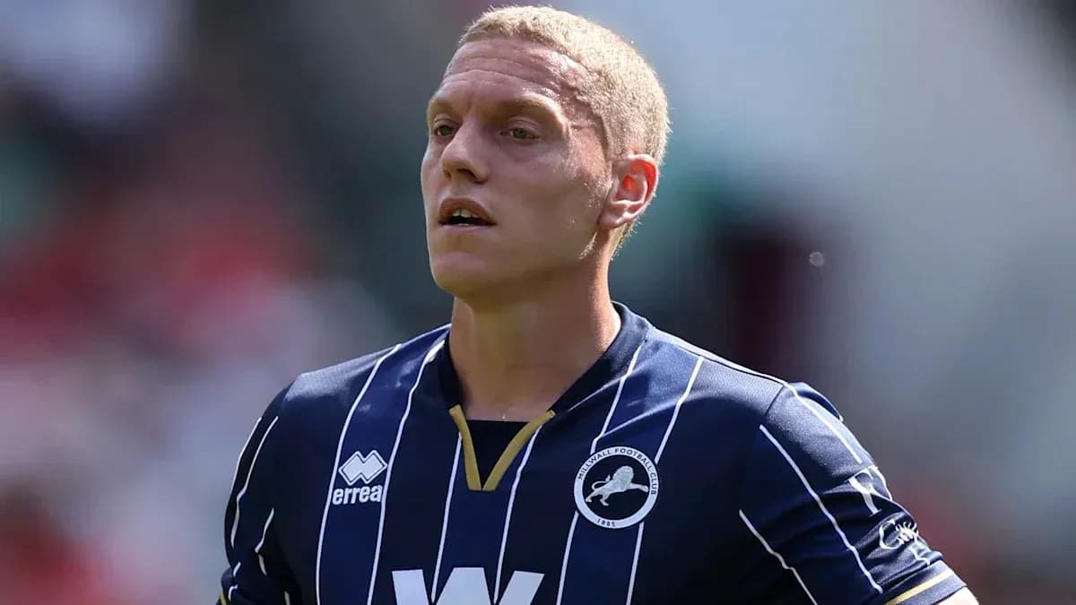 Игрок в футболке Millwall на поле