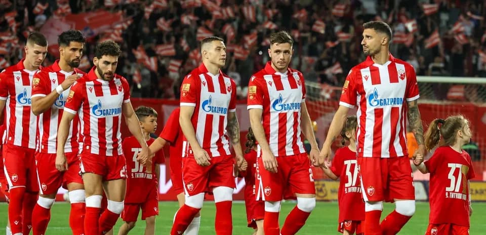 Игроки Красной Звезды выходят на поле