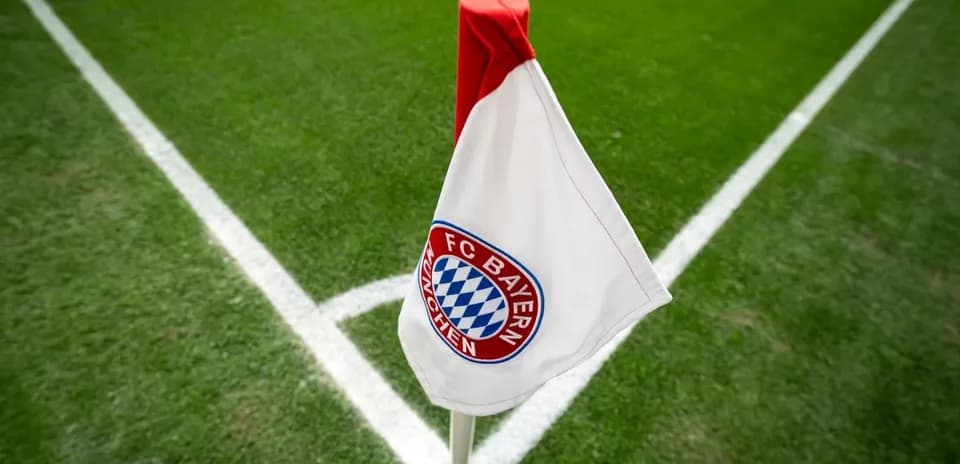 Угловой флаг с логотипом FC Bayern München