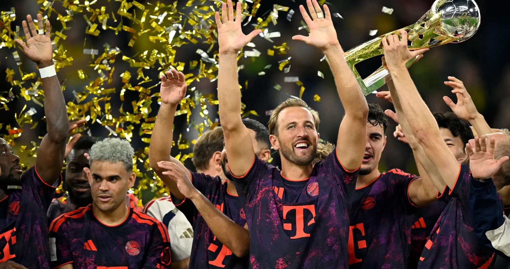 Игроки Bayern München празднуют победу с трофеем