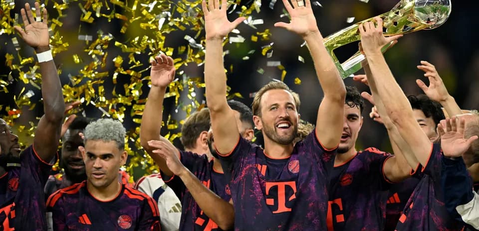 Игроки Bayern München празднуют победу с трофеем