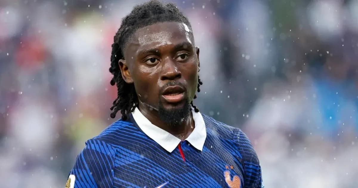 Игрок Франции во время матча под дождем
