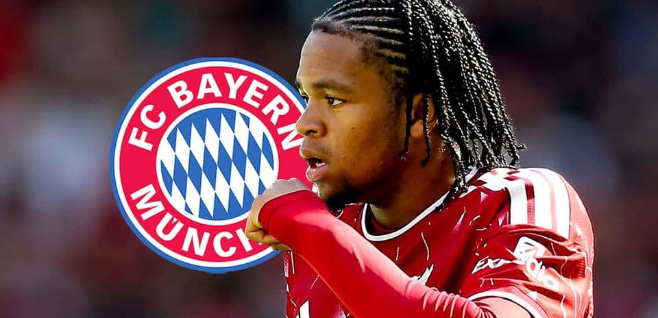 Игрок FC Bayern München в красной форме на поле