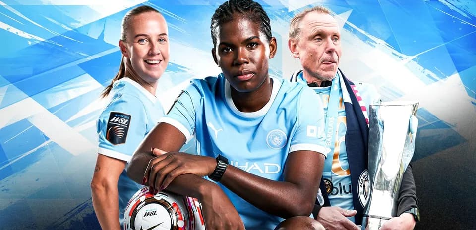 Три человека в форме Manchester City с кубком и мячом