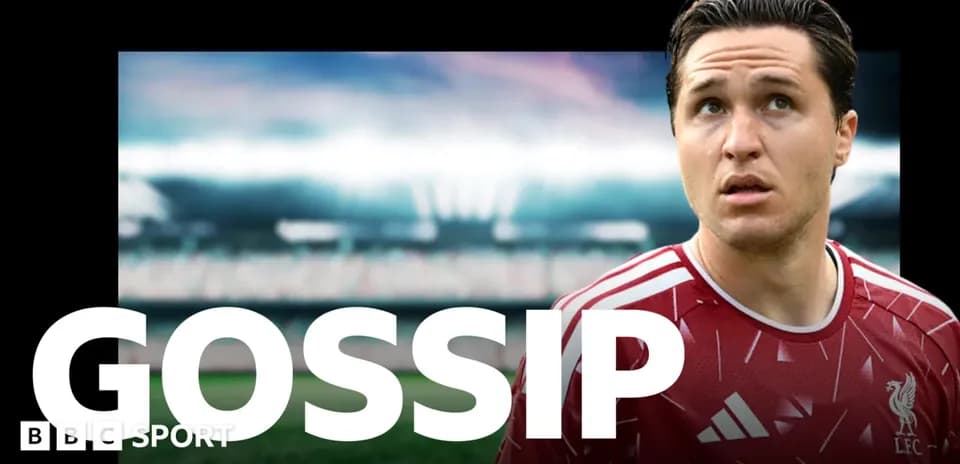 Игрок в красной форме Liverpool на фоне стадиона