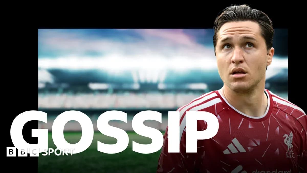 Игрок в красной форме Liverpool на фоне стадиона