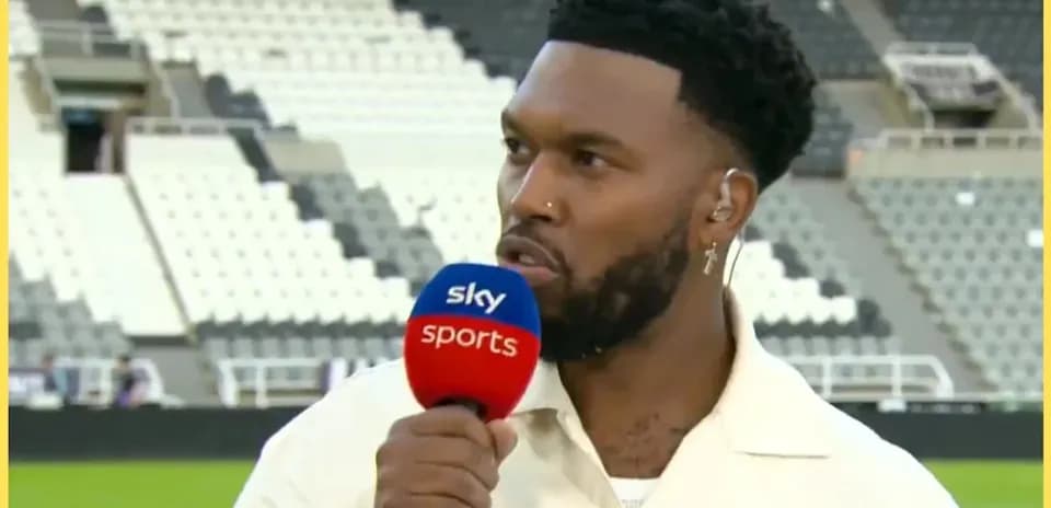 Ведущий говорит в микрофон Sky Sports на стадионе