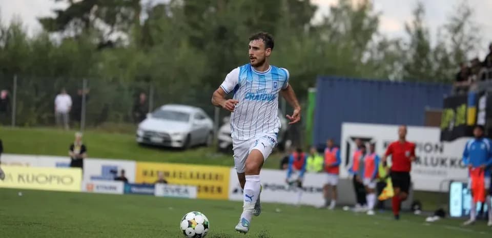 Игрок KuPS с мячом на поле