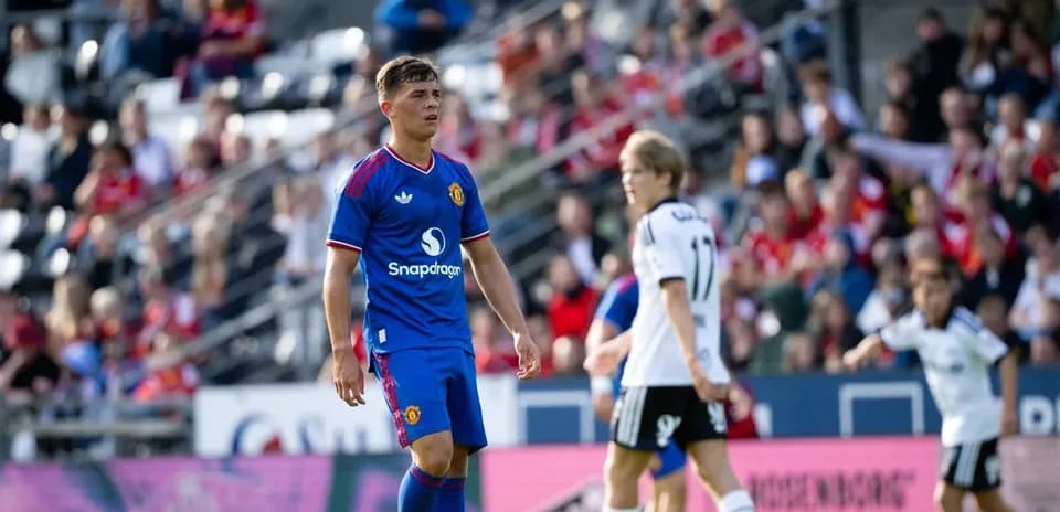 Игрок Manchester United на поле во время матча
