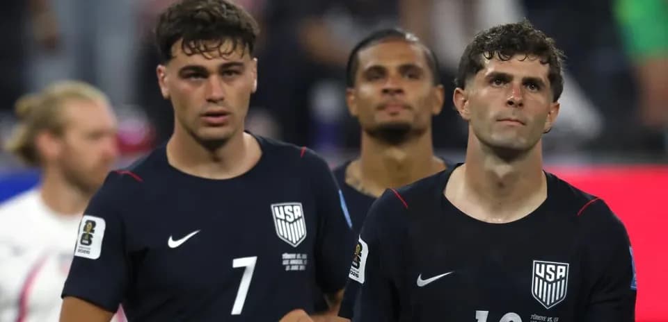 Игроки сборной США покидают поле после матча