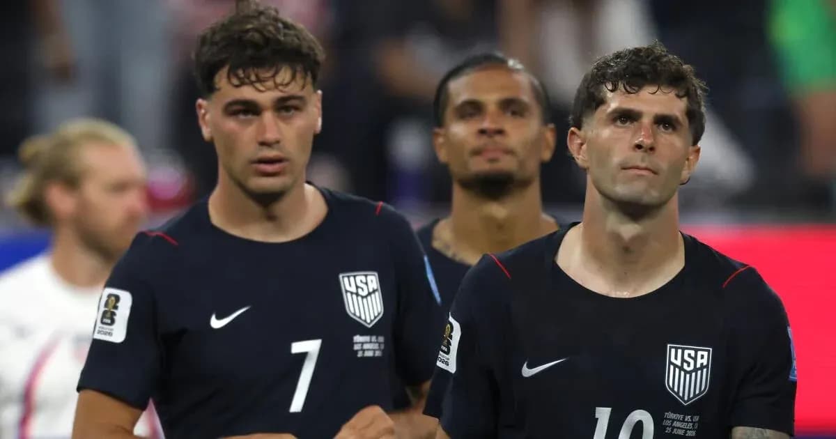Игроки сборной США покидают поле после матча