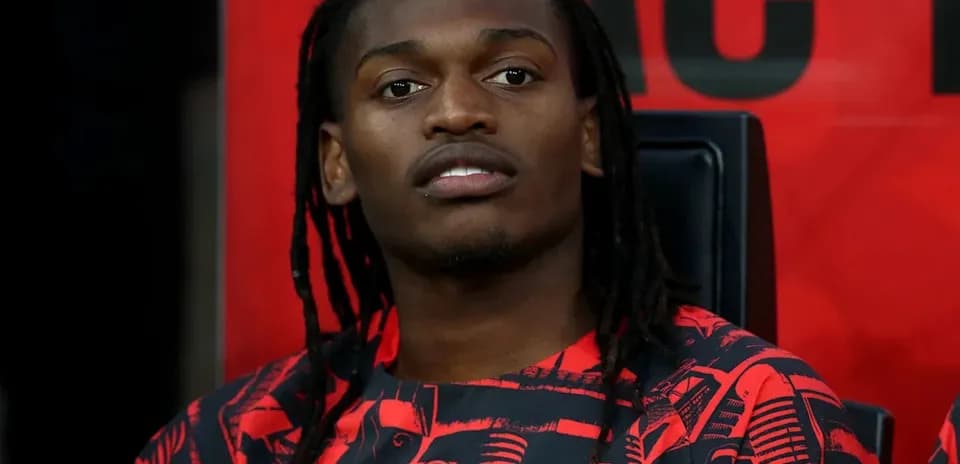 Игрок на скамейке запасных в футболке AC Milan