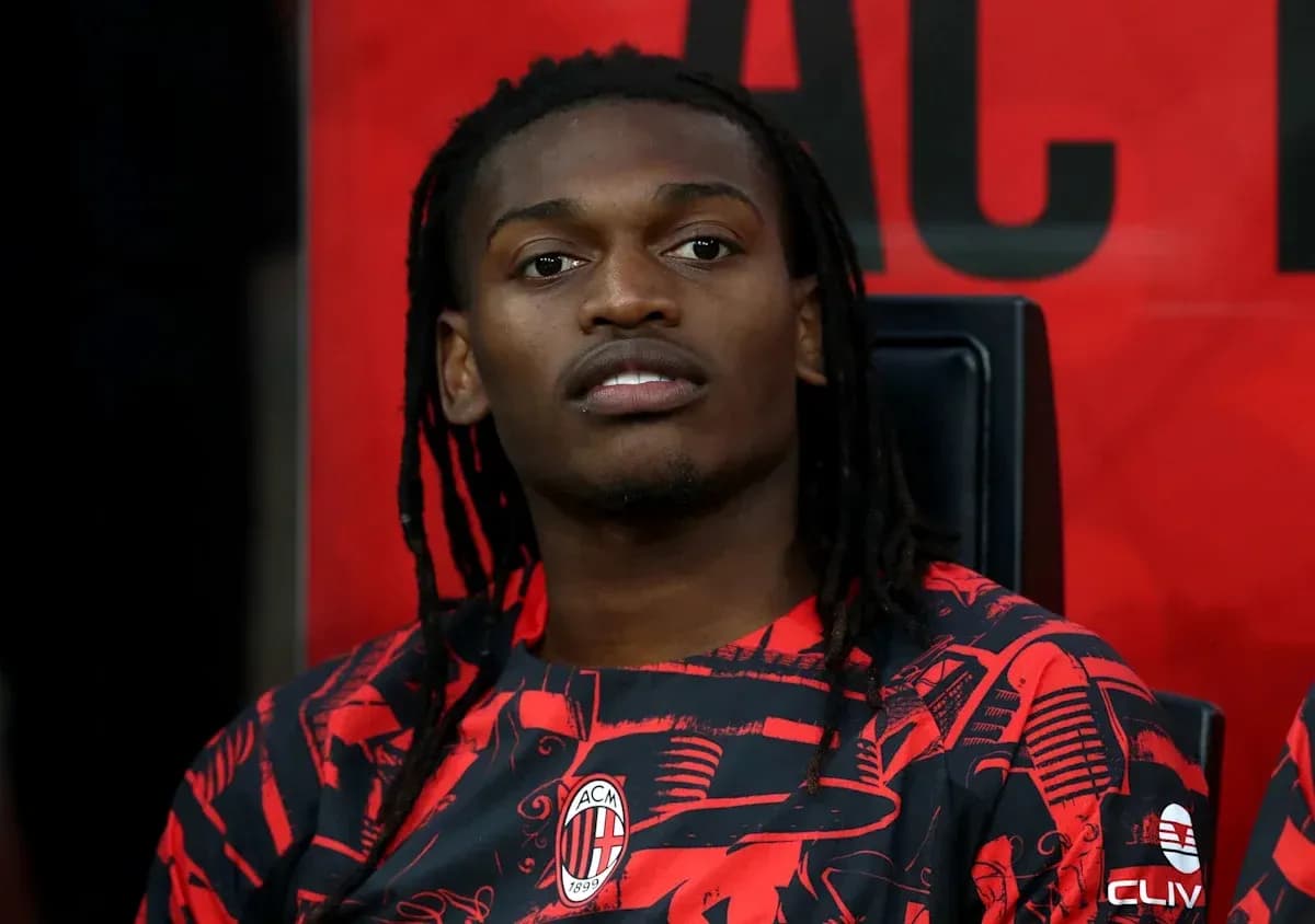 Игрок на скамейке запасных в футболке AC Milan