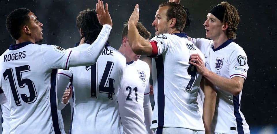 Игроки сборной Англии отмечают гол на поле