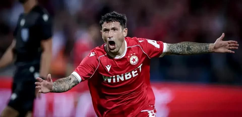Игрок FK Crvena Zvezda празднует гол