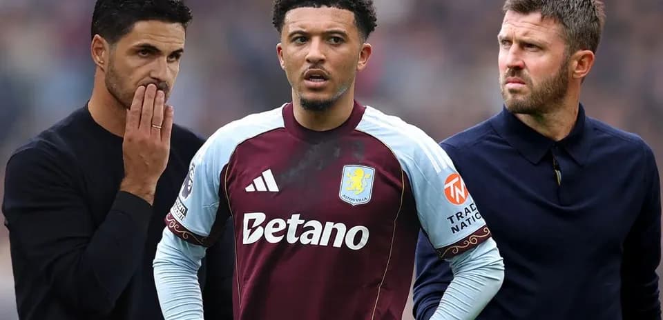 Тренеры и игрок Aston Villa на поле