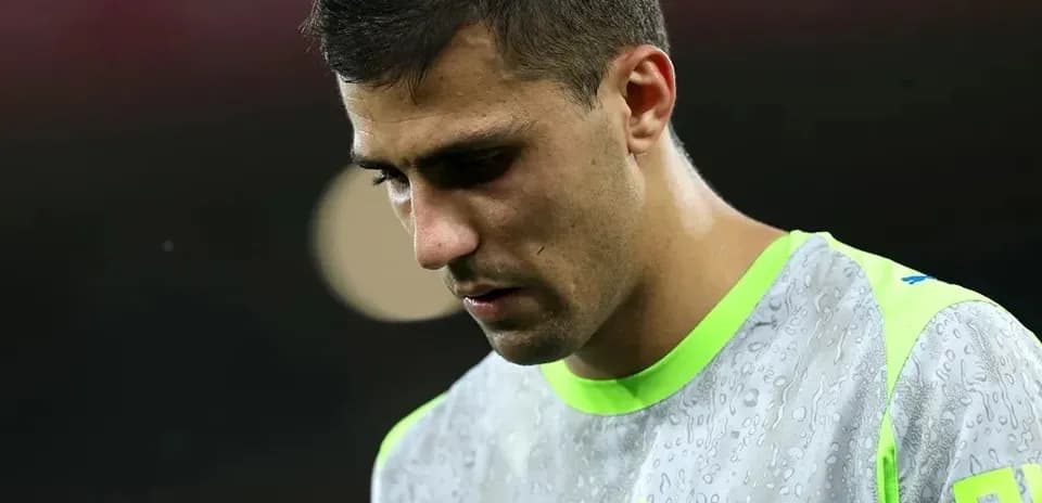 Игрок в спортивной одежде, смотрящий вниз