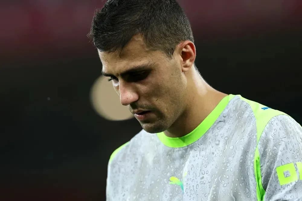 Игрок в спортивной одежде, смотрящий вниз