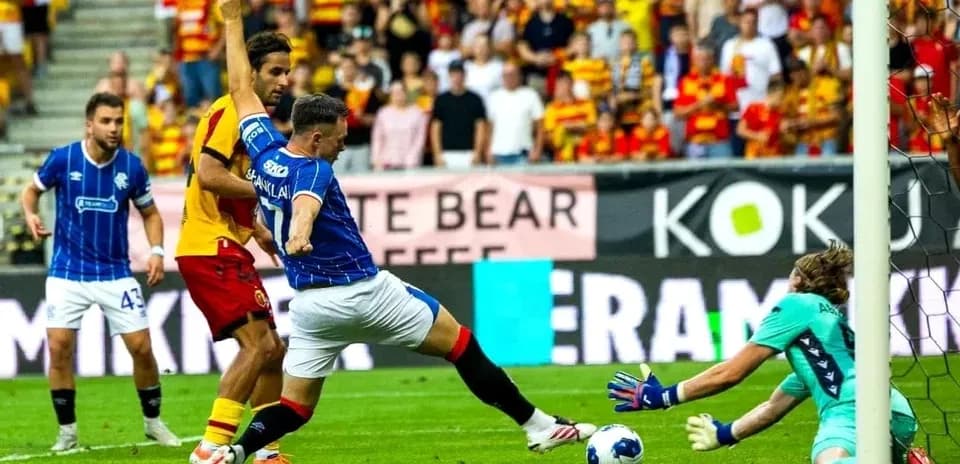 Игроки Jagiellonia и Saburtalo в момент игры