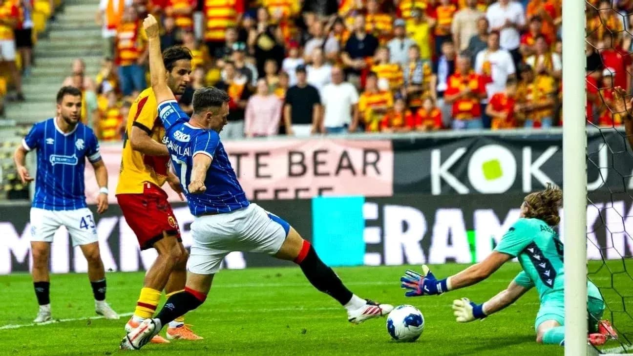 Игроки Jagiellonia и Saburtalo в момент игры