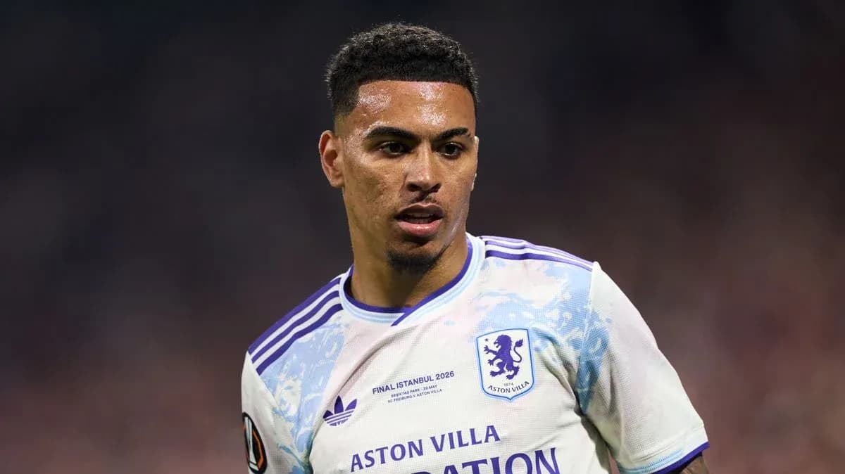 Игрок Aston Villa в белой футбольной форме