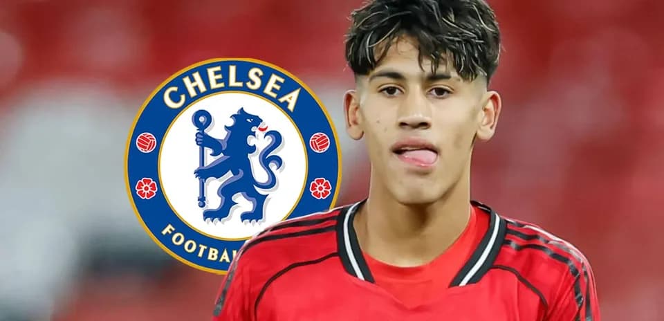 Игрок в красной форме на фоне логотипа Chelsea