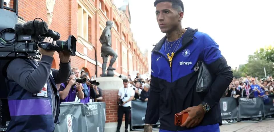Игрок Chelsea идет к стадиону перед матчем