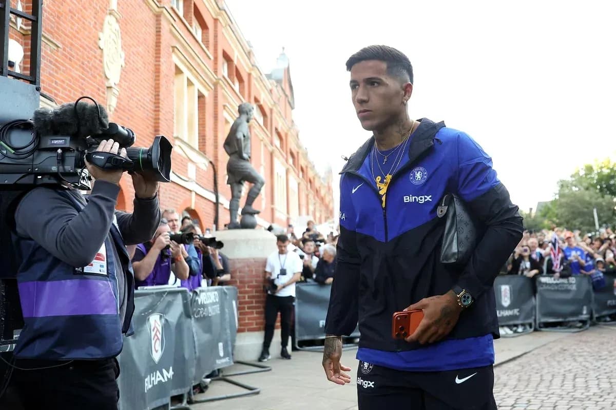 Игрок Chelsea идет к стадиону перед матчем