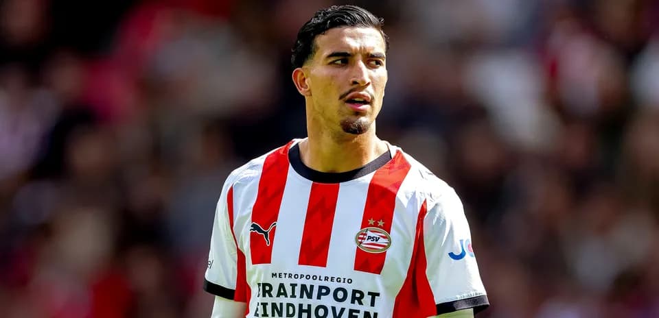 Игрок PSV в форме с красными и белыми полосами