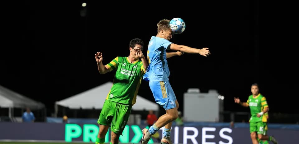 Игроки JAX и Tampa Bay Rowdies в борьбе за мяч