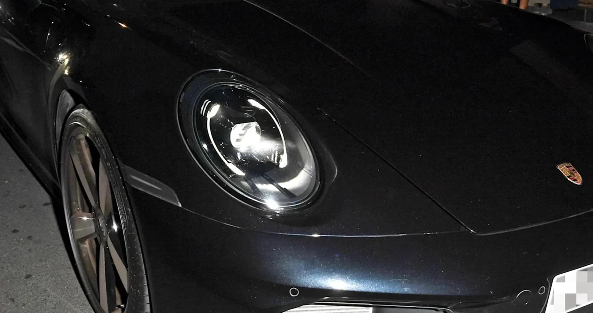 Два человека в Porsche на улице ночью