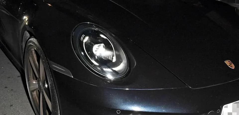 Два человека в Porsche на улице ночью