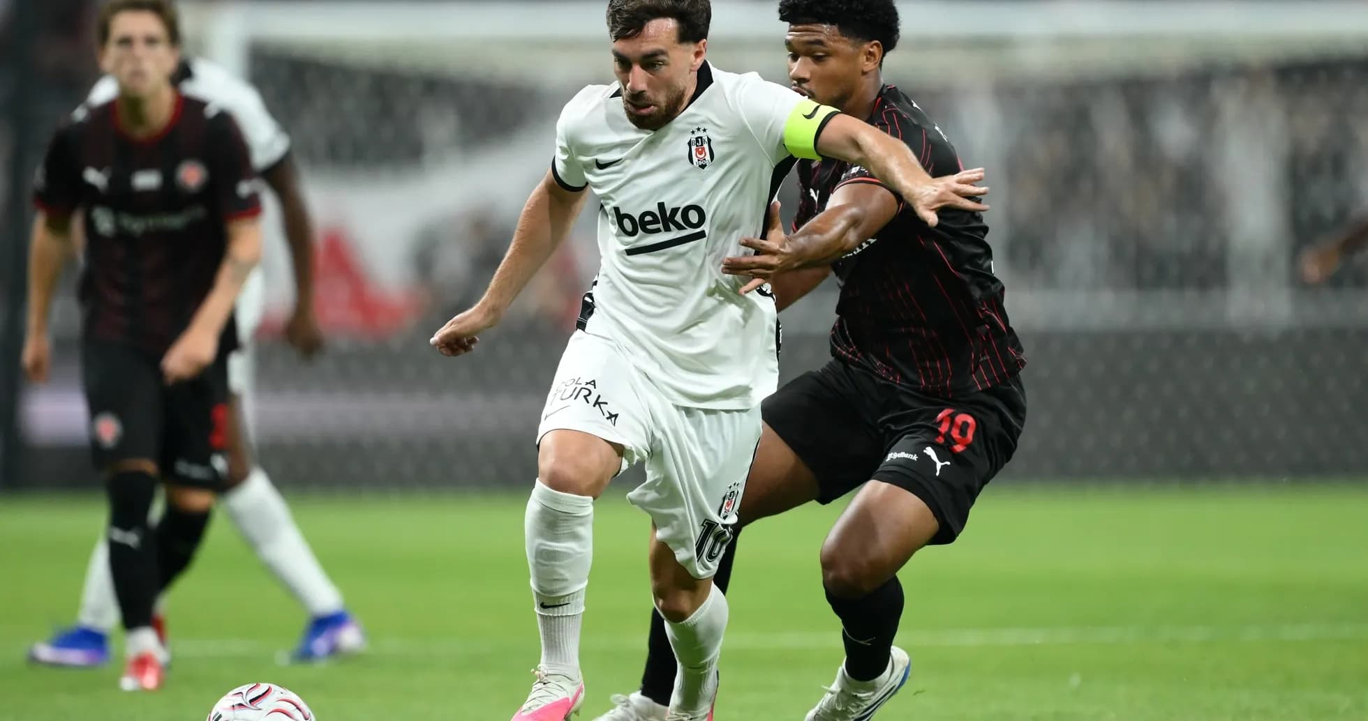 Игроки FC Beşiktaş борются за мяч