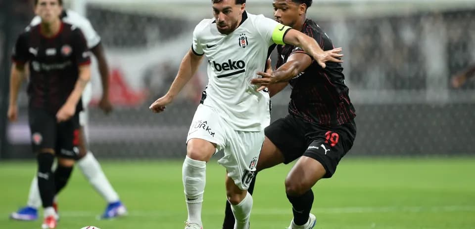 Игроки FC Beşiktaş борются за мяч