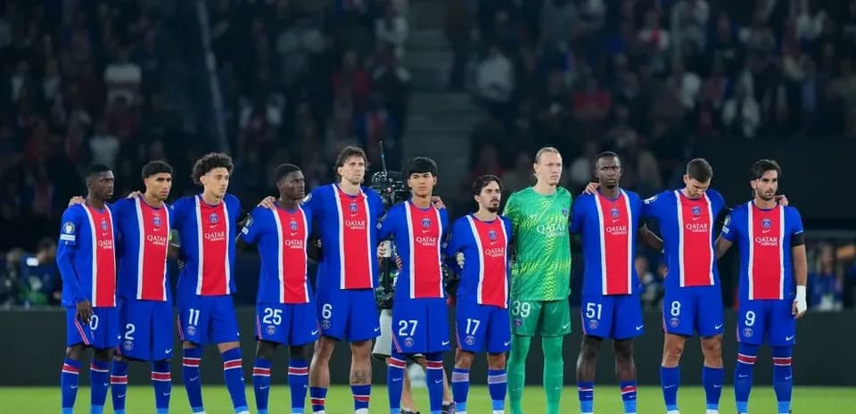 Игроки PSG стоят в линию перед матчем