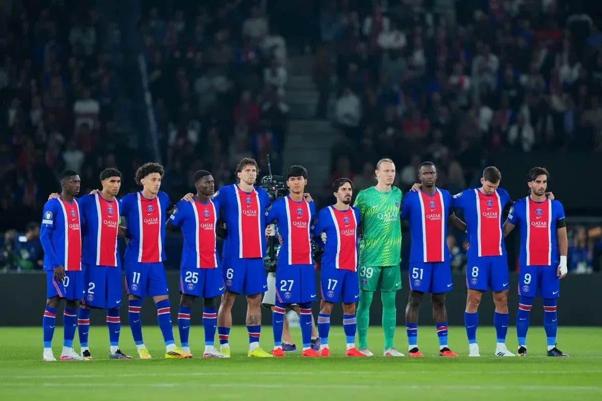 Игроки PSG стоят в линию перед матчем