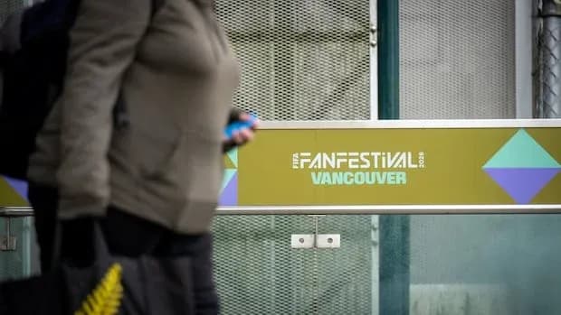 Посетитель проходит мимо знака Fan Festival в Ванкувере