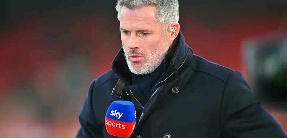 Эксперт с микрофоном Sky Sports на поле