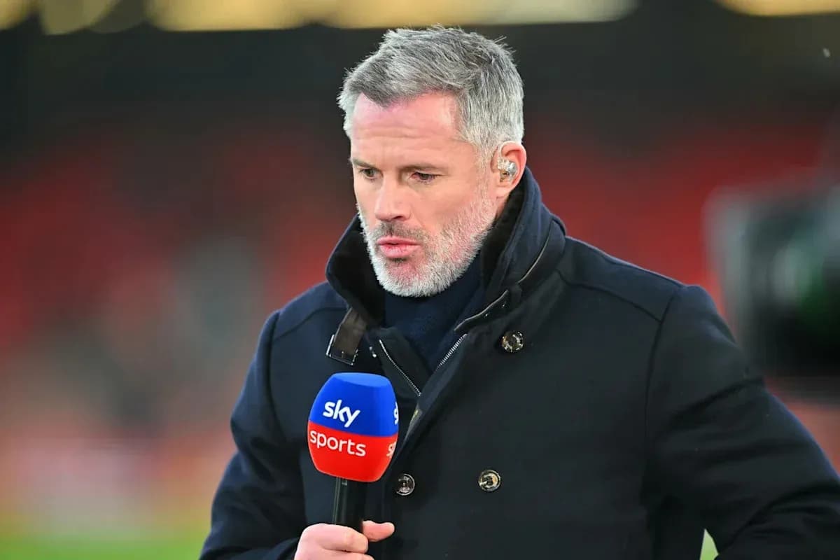 Эксперт с микрофоном Sky Sports на поле