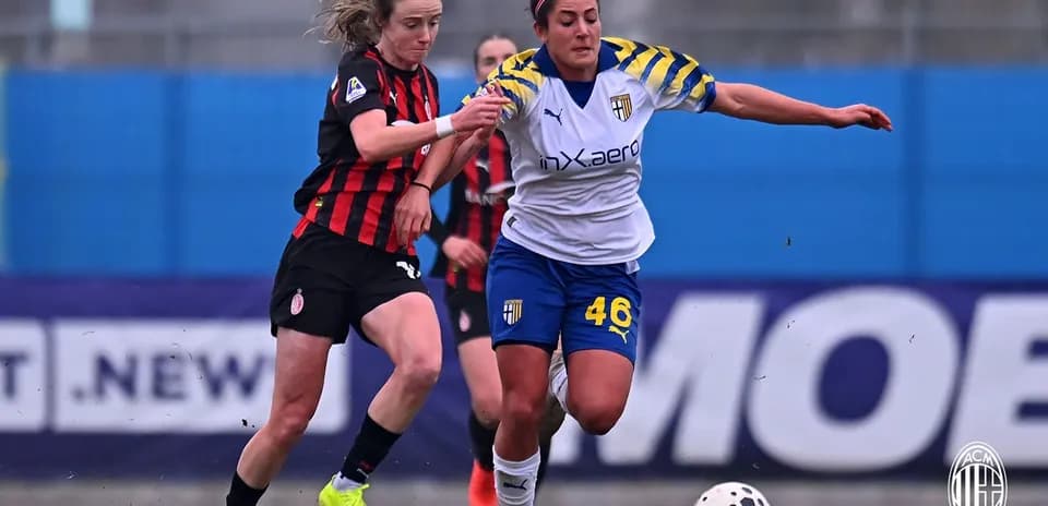 Игроки AC Milan W и Parma W борются за мяч