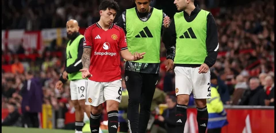 Игроки Manchester United обсуждают на скамейке запасных