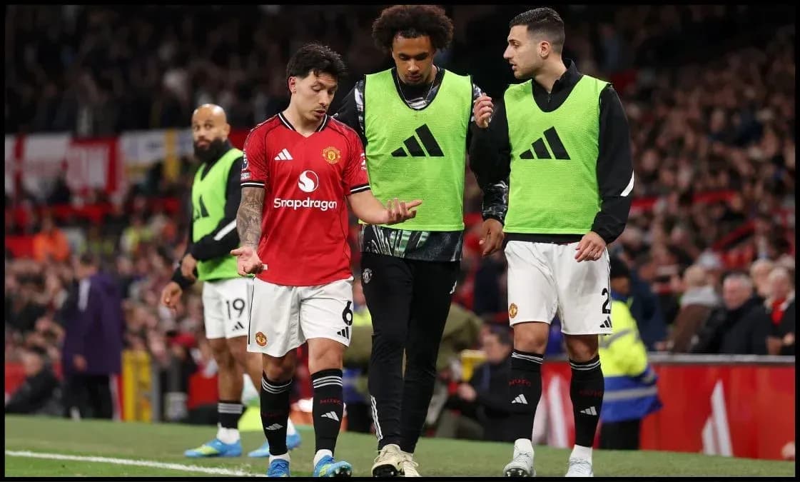 Игроки Manchester United обсуждают на скамейке запасных