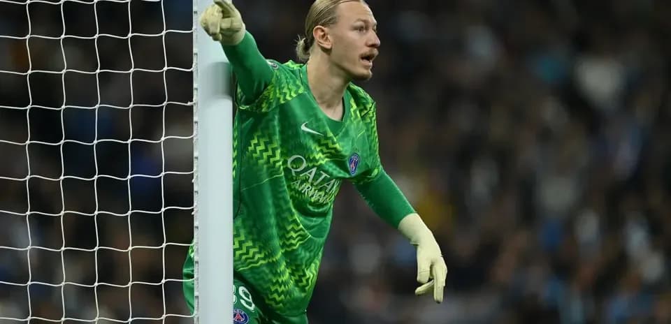 Вратарь PSG в зеленой форме на воротах