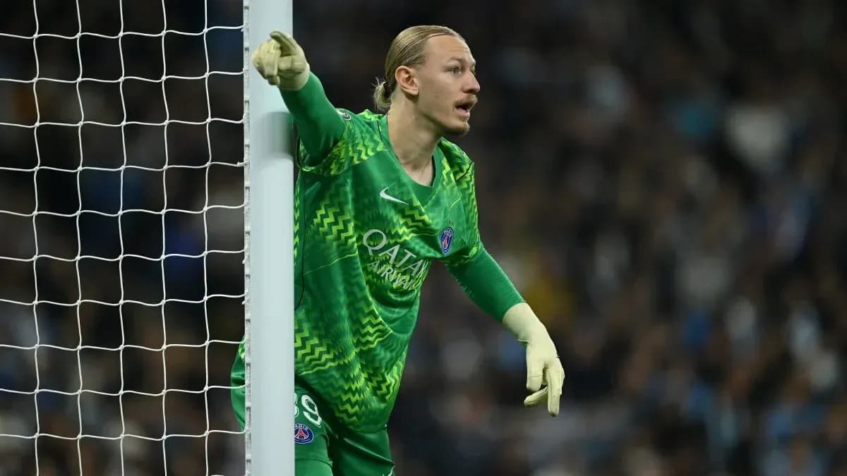 Вратарь PSG в зеленой форме на воротах