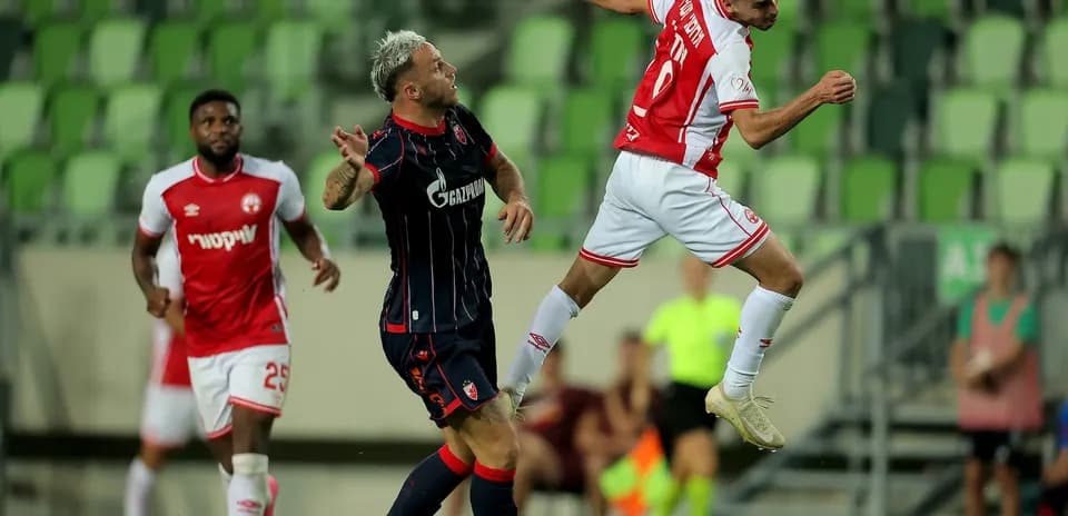 Игроки FK Crvena Zvezda и Hapoel Beer Sheva на поле