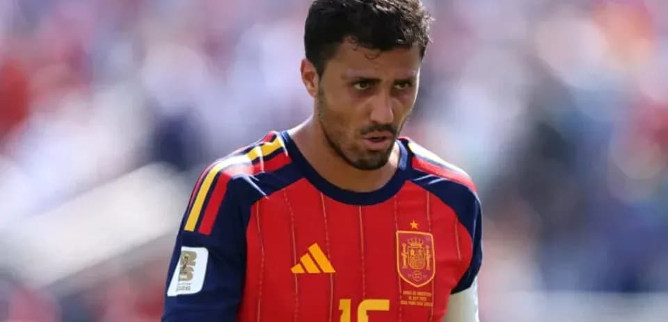 Игрок сборной Испании на футбольном поле