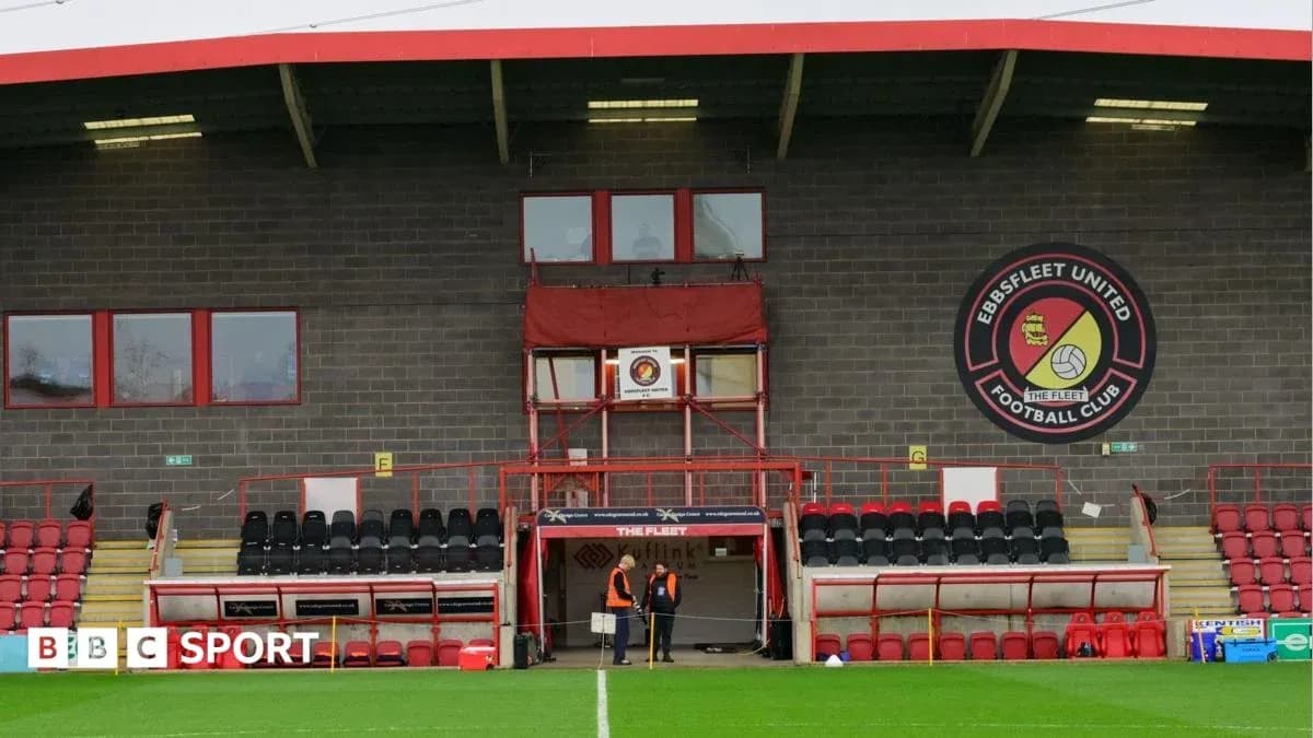 Стадион Ebbsfleet United с пустыми трибунами Стадион Ebbsfleet United с пустыми трибунами