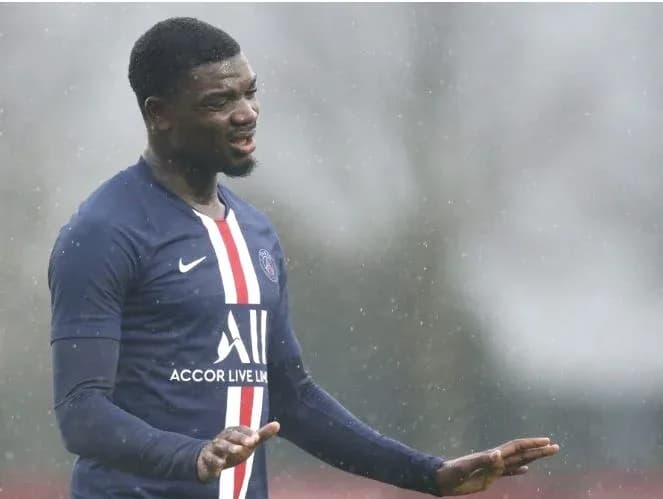 Игрок PSG на тренировке в дождливую погоду Игрок PSG на тренировке в дождливую погоду