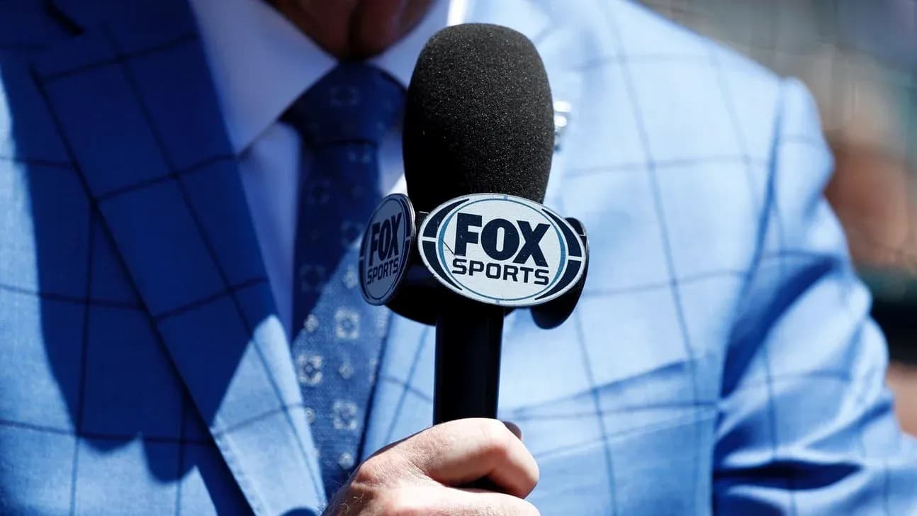 Микрофон FOX Sports в руках комментатора Микрофон FOX Sports в руках комментатора