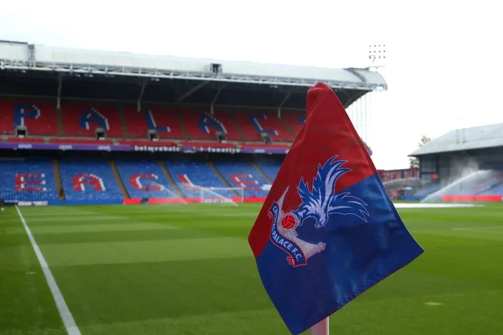 Уголок с флагом Crystal Palace на стадионе Уголок с флагом Crystal Palace на стадионе